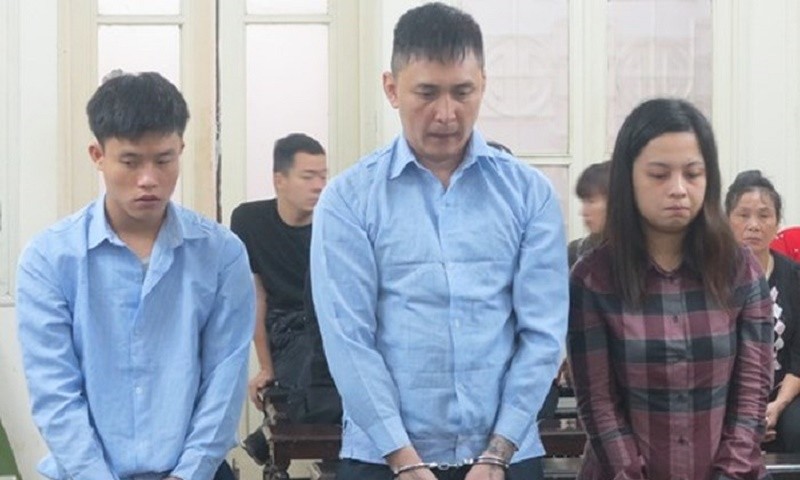 Nguyễn Mạnh Hùng (giữa) và các đồng phạm tại phiên tòa.