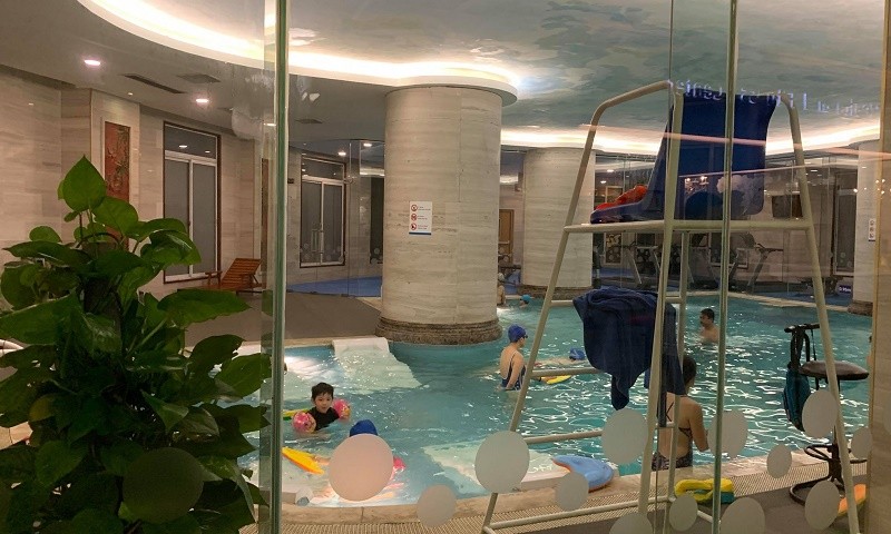 Bể bơi trên tầng 3 tại khách sạn Candle (Ảnh: bạn đọc cung cấp)