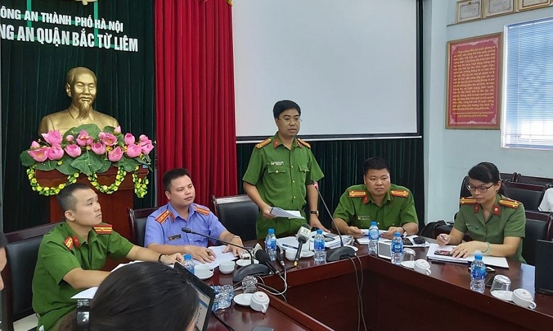Trung tá Nguyễn Bình Ngọc – Phó trưởng công an quận Bắc Từ Liêm trả lời các câu hỏi của phóng viên