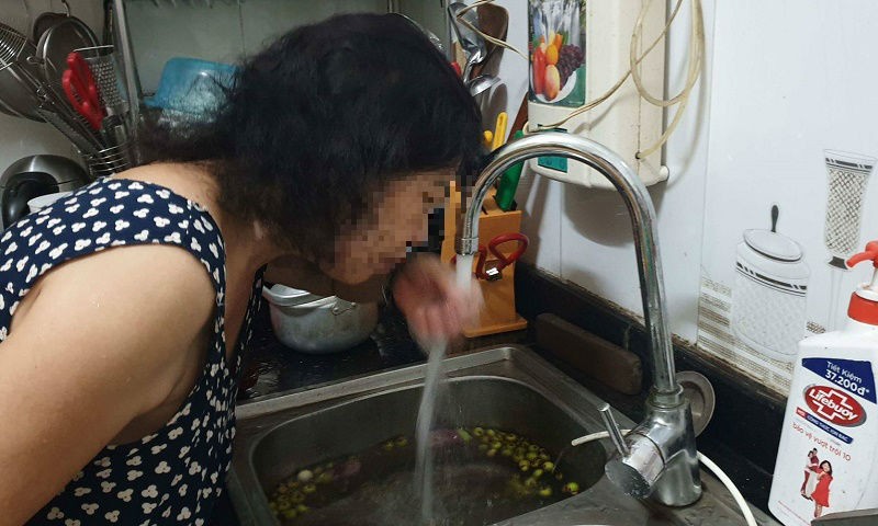 Bà Hồng cho biết nước sinh hoạt của gia đình bà có mùi rất khó chịu.