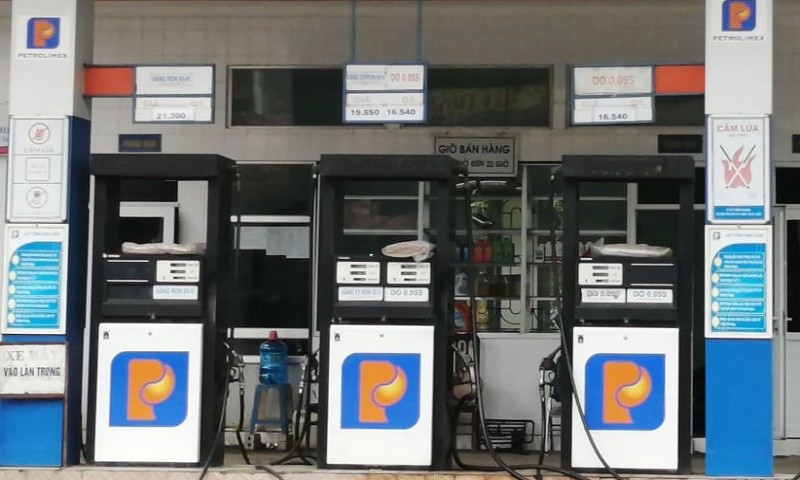 Một cửa hàng kinh doanh xăng dầu tại Mai Châu, Hòa Bình.
