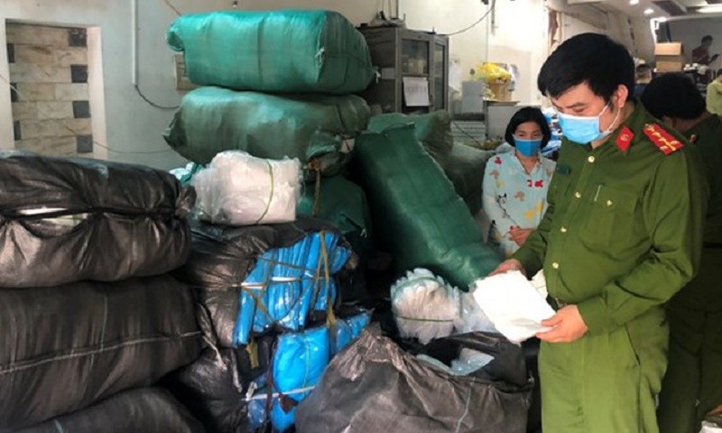 Lực lượng Cảnh sát kinh tế Công an quận Hà Đông kiểm tra kho chứa sản phẩm tại Công ty TNHH phát triển thương mại dịch vụ Hưng Thịnh Phát.