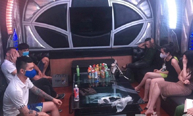 4 khách nam , 3 khách nữ bị phát hiện sử dụng ma túy trong quán Karaoke Hải Chinh.