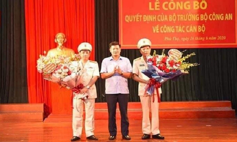 Hai tân Phó Giám đốc Công an tỉnh Phú Thọ nhận hoa chúc mừng.