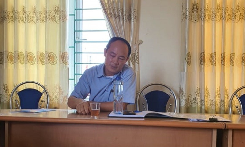 Chủ tịch xã Tam Phúc né tránh các câu hỏi của phóng viên về công tác đấu thầu và thực hiện dự án.