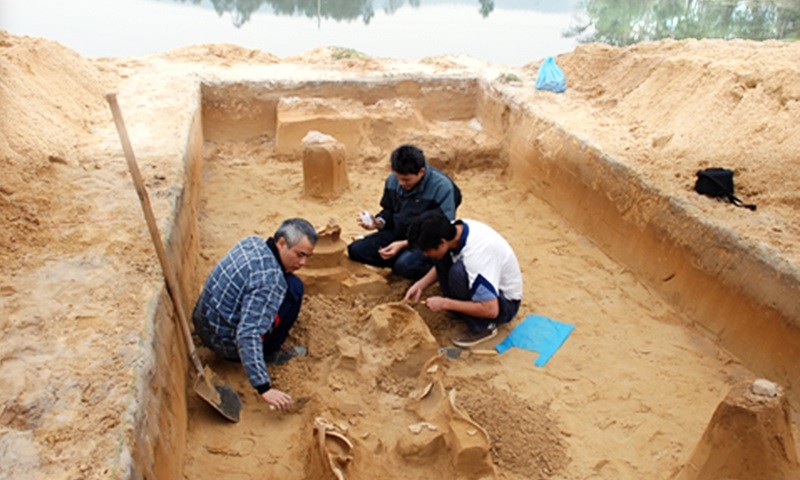 Cán bộ phòng Nghiên cứu- Sưu tầm Bảo tàng LSQG xử lý hiện trường khai quật khu di tích Bãi Cọi.