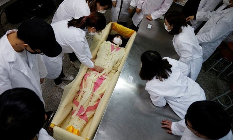 Ngày càng nhiều nữ giới Hàn Quốc hành nghề xử lý thi thể tại nhà tang lễ.