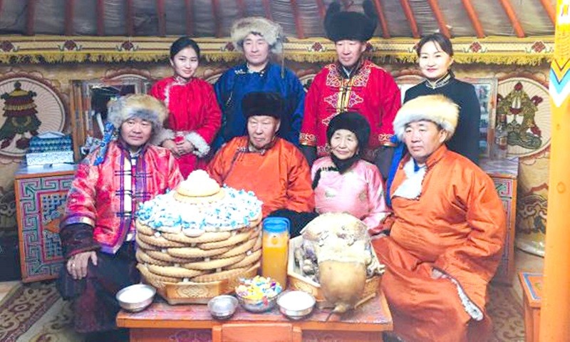 Một gia đình Mông Cổ trong Tết Trăng Trắng © Responsible Travel.