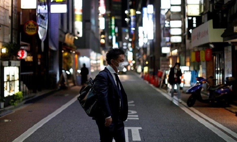 Người dân đeo khẩu trang phòng Covid-19 trên đường phố Tokyo, Nhật Bản. Ảnh: Reuters.