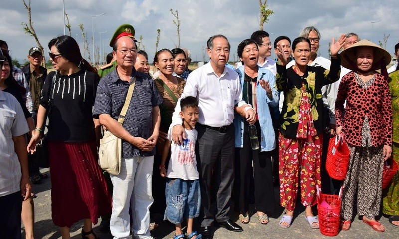 Người dân Thượng Thành vui mừng khi cùng ông Phan Ngọc Thọ - Chủ tịch UBND tỉnh Thừa Thiên - Huế đi xem nơi ở mới.