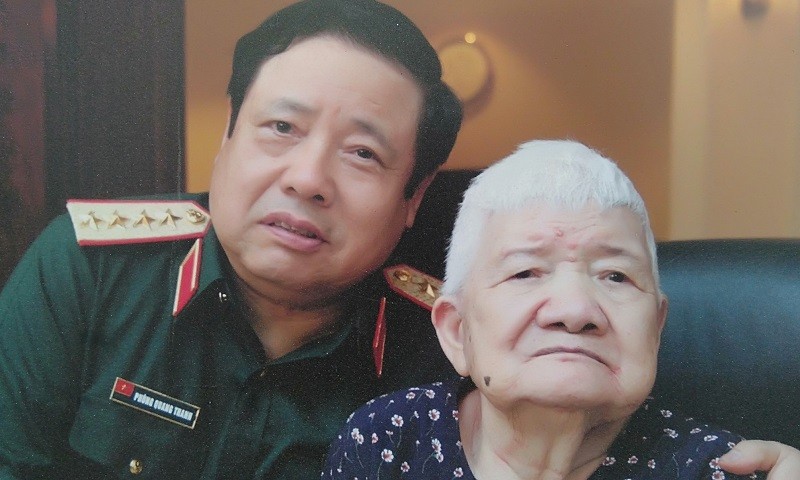 Đại tướng Phùng Quang Thanh cùng mẹ.