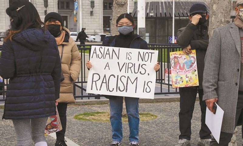 Một người biểu tình chống nạn kỳ thị người gốc Á.