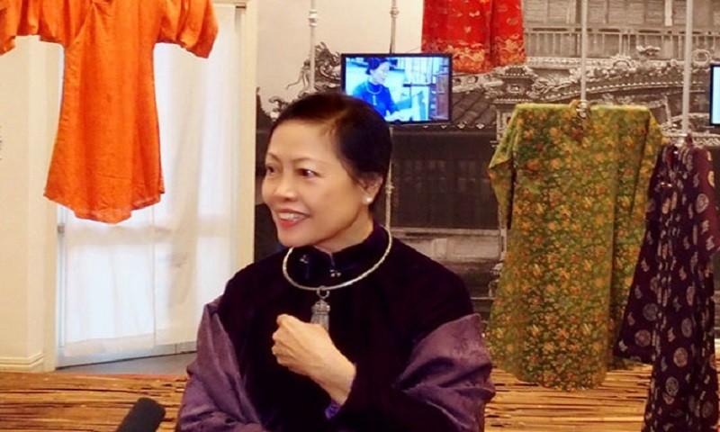 Áo dài luôn là trang phục được GS.TS Thái Kim Lan ưu tiên lựa chọn trong các buổi làm việc, nói chuyện về Văn hóa dân tộc.