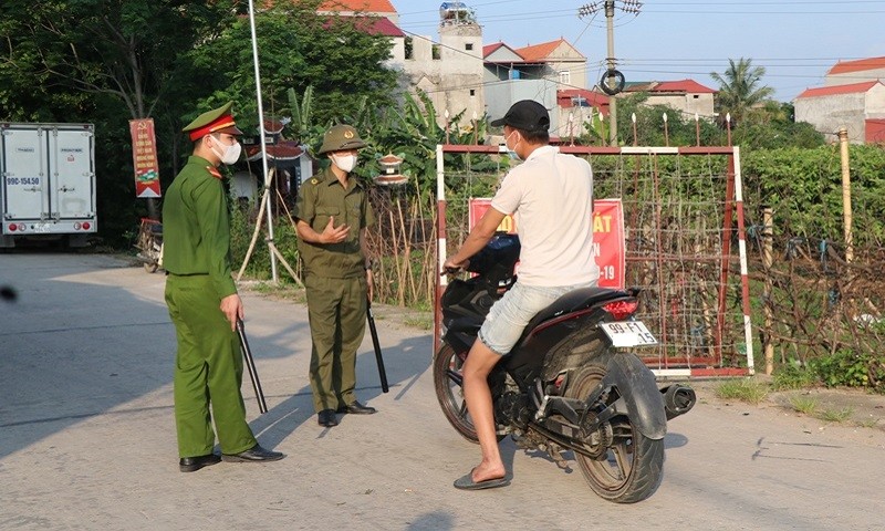 Lực lượng chức năng kiểm tra, ra soát các trường hợp ra vào địa bàn huyện Yên Phong (Ảnh: Báo nhân dân)
