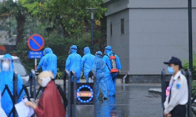Nhân viên y tế trong trang phục bảo hộ tiến vào khu đô thị Goldmark City để thực hiện công tác phòng, chống dịch (Ảnh: Báo Dân trí)