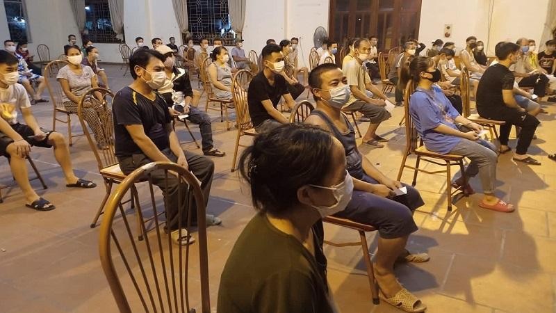 Người dân xã Đại Đồng được xét nghiệm ngay trong đêm 31/8/2021.