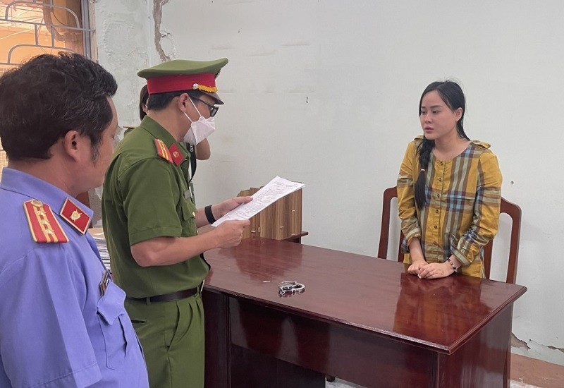 Bị can Ninh Thị Vân Anh nghe đọc lệnh bắt tạm giam. (Ảnh nguồn internet).