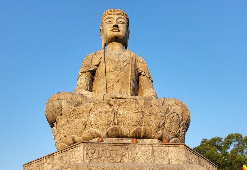 Bức tượng Phật A di đà bằng đá xanh trên tòa sen cao 27m nằm trên đỉnh núi.