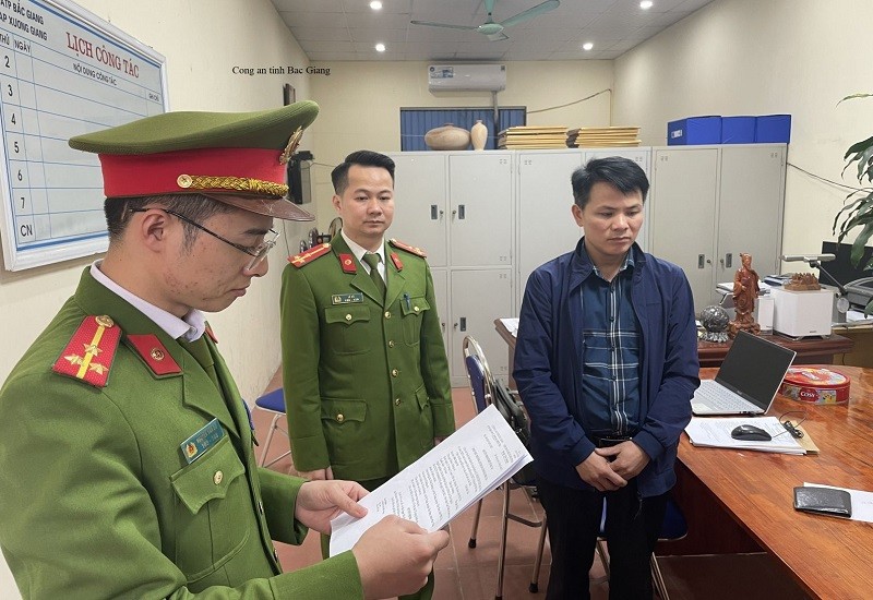 Cơ quan Cảnh sát điều tra Công an tỉnh Bắc Giang thực hiện các thủ tục tố tụng đối với bị can Hà Ngọc Tú. (Ảnh: Công an Bắc Giang)