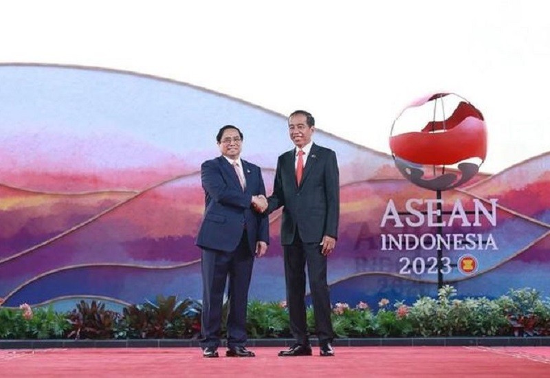 Tổng thống Indonesia Joko Widodo chào đón Thủ tướng Phạm Minh Chính dự Hội nghị Cấp cao ASEAN lần thứ 42, tổ chức tại Labuan Bajo, Indonesia vào tháng 5/2023 - Ảnh VGP/Nhật Bắc