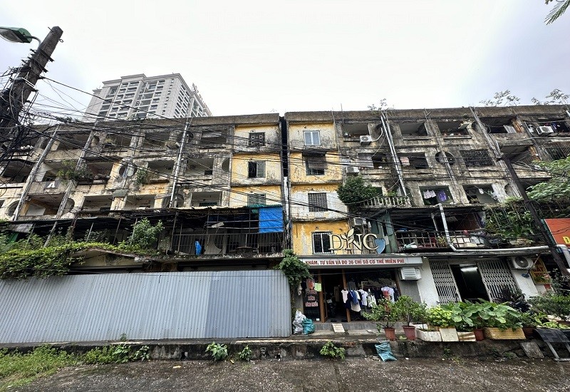 Nhiều chung cư cũ trên địa bàn TP Hà Nội đã xuống cấp nghiêm trọng, ảnh hưởng rất lớn đến đời sống sinh hoạt của người dân.