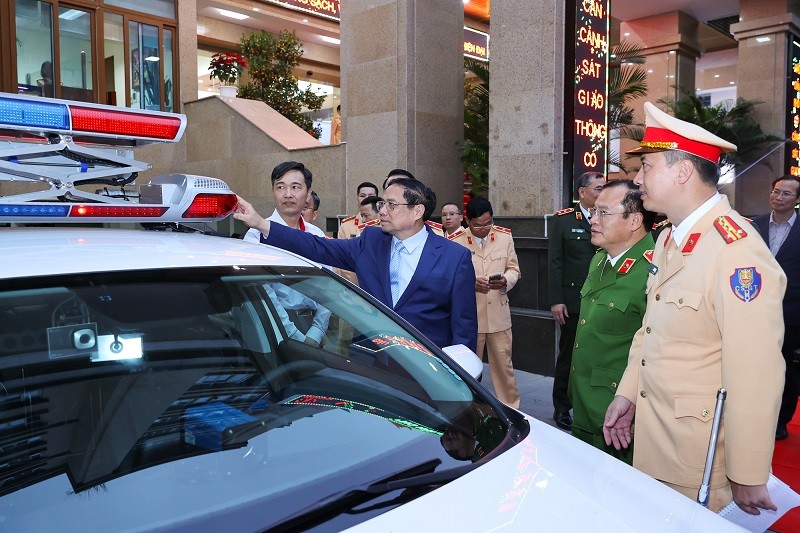 Thủ tướng nghe giới thiệu về phương tiện tuần tra mới của cảnh sát giao thông - Ảnh: VGP/Nhật Bắc