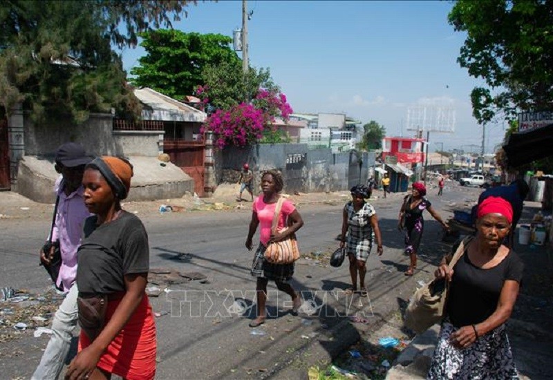 Người dân chạy trốn khỏi khu vực xảy ra đụng độ ở Port-au-Prince, Haiti ngày 20/3/2024. Ảnh: AFP/TTXVN