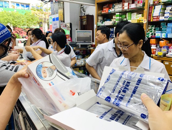 Hà Nội: Khẩu trang y tế tăng giá, 'khan' hàng