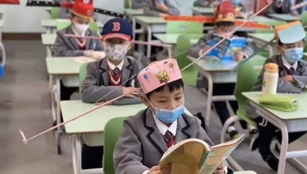 Học sinh Trung Quốc đội mũ 'giãn cách' sau khi quay trở lại trường học