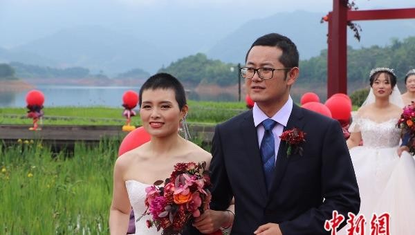 Đám cưới trên không của những nhân viên y tế tỉnh Chiết Giang trở về từ Vũ Hán