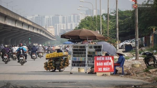 Người Hà Nội đổ xô mua, lề đường nhan nhản biển bán bảo hiểm xe máy 20.000 đồng