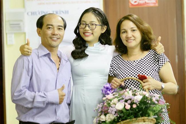 Phương Mỹ Chi chia sẻ hành trình cùng gia đình điều trị COVID-19; Việt Hương bàn giao chiếc xe cứu thương từ thiện thứ 5
