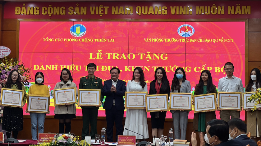 Bộ trưởng Bộ NN&PTNT trao bằng khen cho các tập thể có thành tích xuất sắc trong công tác phòng ngừa, ứng phó và khắc phục hậu quả thiên tai, trong đó có Báo Pháp luật Việt Nam.
