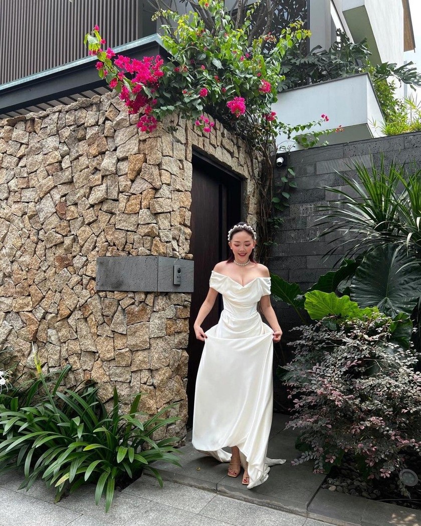 Sau 3 năm giấu kín, Tóc Tiên hé lộ ảnh xịn đám cưới trong nhà thờ tại Đà  Lạt: Nhan sắc cô dâu 