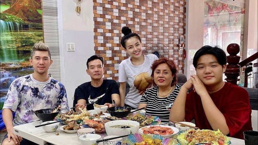Lương Bằng Quang cũng đã ra mắt gia đình nhà Ngân 98 tại quê nhà.
