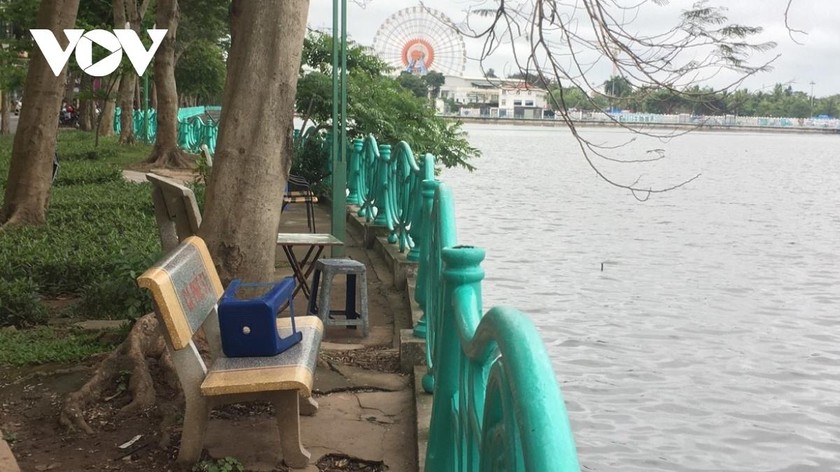Ra quân lập lại trật tự sau tình trạng lấy ghế công cộng làm nơi bán hàng tại phường Nhật Tân (Tây Hồ)