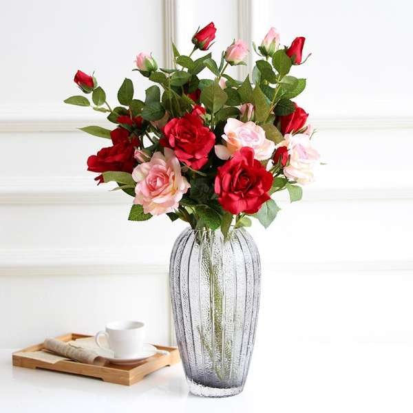 Hoa hồng đỏ mang lại nhiều năng lượng tích cực và thu hút tiền bạc vào nhà.
