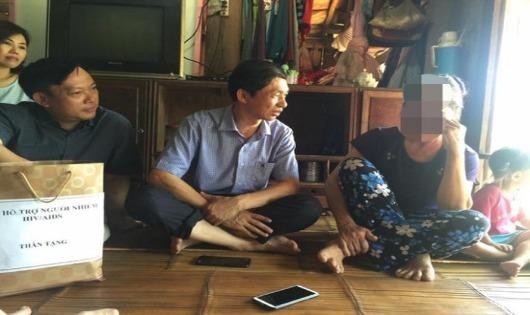 TS Hoàng Đình Cảnh (bên trái) thăm hỏi một người dân nhiễm H tại xã Kim Thượng, huyện Tân Sơn, Phú Thọ