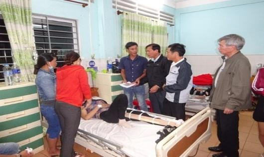 Ban ATGT tỉnh Gia Lai  thăm hỏi người bị thương sau tai nạn
