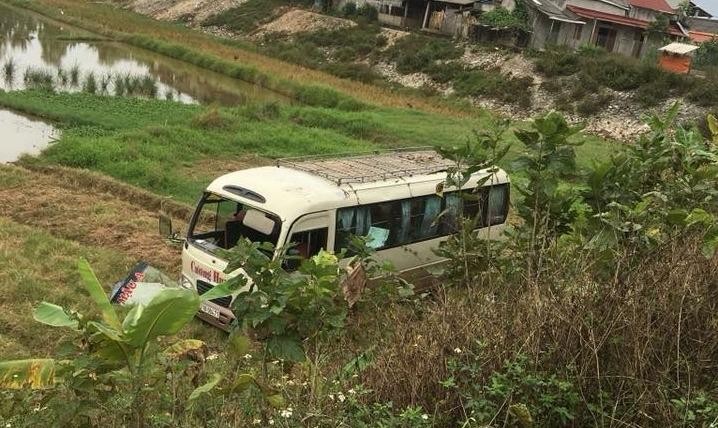 Xe khách mất lái lao xuống ruộng khiến 7 người bị thương