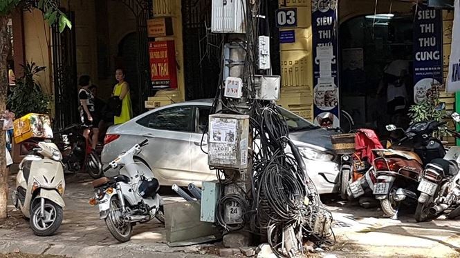 Nam sinh cấp 3 lái ô tô gây tai nạn liên hoàn trên đường Hà Nội 