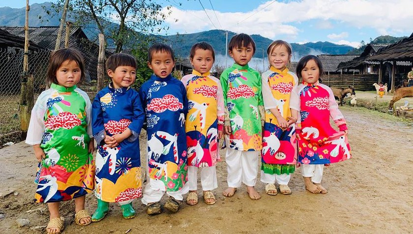 Áo dài là trang phục truyền thống đặc trưng của người Việt Nam, đặc biệt là vào dịp Tết. Cùng xem hình ảnh của trẻ em trong vùng cao khoác trên mình bộ áo dài thật đẹp để cảm nhận vẻ đẹp truyền thống và tình cảm sâu lắng trong ngày Tết.