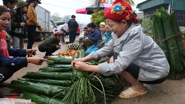 Rực rỡ phiên chợ cuối năm vùng cao Hà Giang 