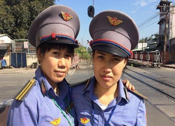 Chủ tịch Tổng Công ty Đường sắt Việt Nam khen 2 nữ nhân viên gác chắn đường sắt