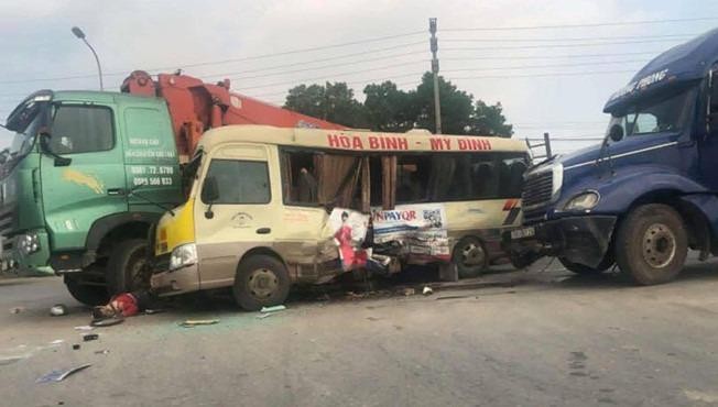 Tai nạn liên hoàn giữa xe khách và xe tải khiến ít nhất 2 người tử vong 