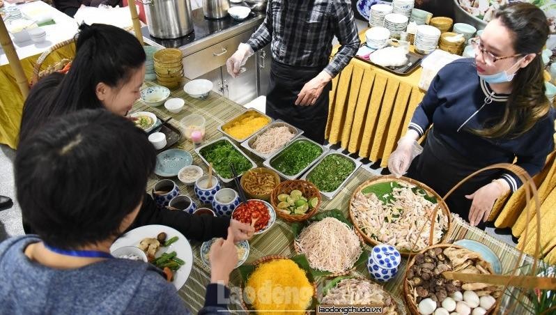 Phóng viên quốc tế thích thú với món ăn Việt Nam 