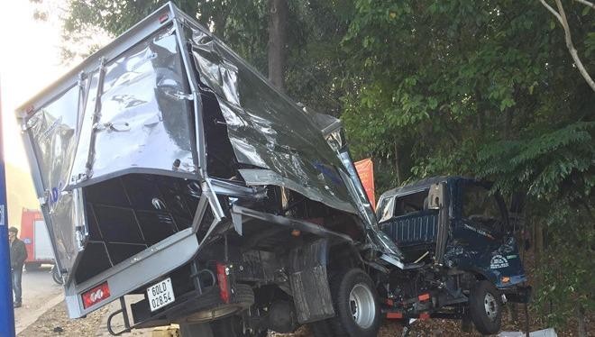 Ô tô khách lật ngang do va xe tải,  tài xế tử vong, 6 người bị thương 