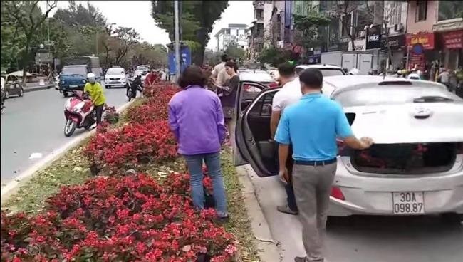 Lãnh đạo Cty Công viên cây xanh Hà Nội lên tiếng trước cảnh người dân “hôi” hoa trên đường Kim Mã