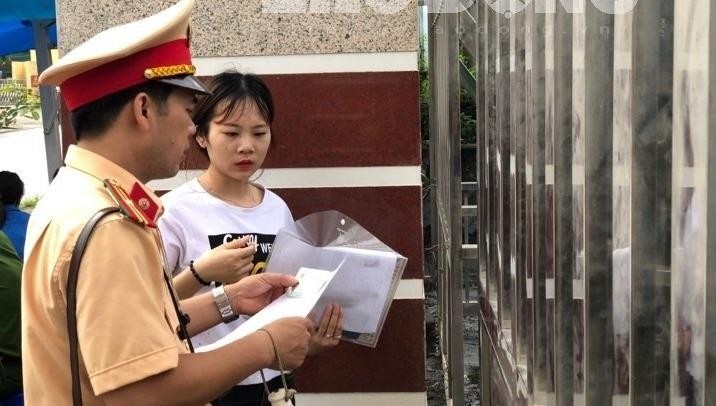 Một nữ sinh Hà Giang bật khóc không được vào thi vì đến muộn 