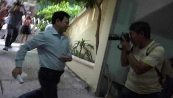 Ông Nguyễn Hữu Linh vội vàng đến tòa án rồi chạy trốn ống kính phóng viên 